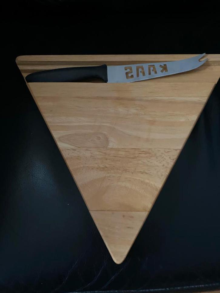 Kaasplank met Kaasmes - Houten Driehoekige Plank, Huis en Inrichting, Keuken | Keukenbenodigdheden, Gebruikt, Ophalen