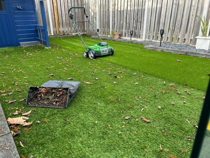 Wij vegen, reinigen en borstelen uw kunstgras gazon schoon, Tuin en Terras, Gras en Kunstgras, Nieuw, Kunstgras, 20 m² of meer