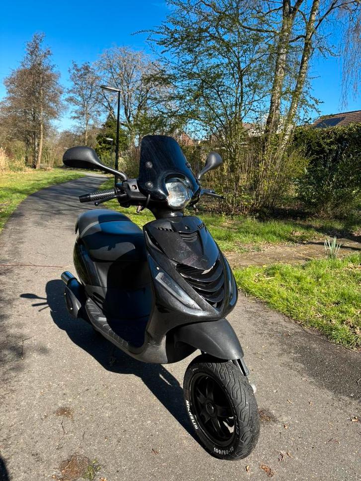 Piaggio zip sp h2o, Fietsen en Brommers, Scooters | Piaggio, Zo goed als nieuw, Zip, Maximaal 45 km/u, Benzine, Ophalen
