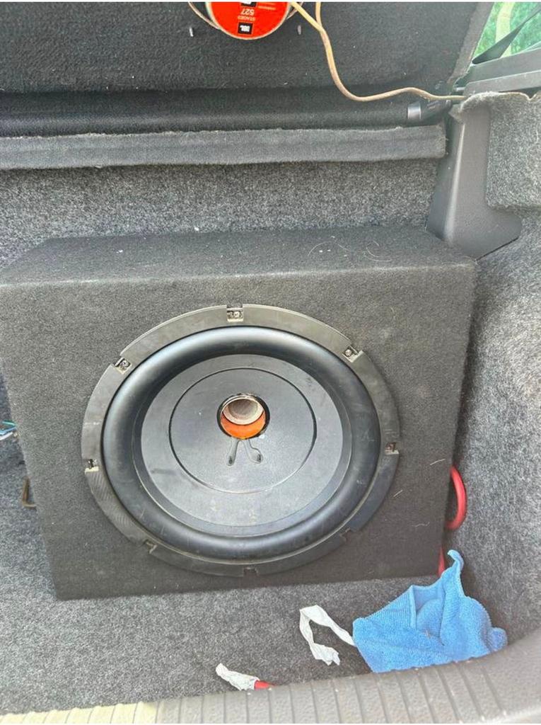 Subwoofer met versterker voor krachtig autogeluid, Auto diversen, Autoradio's, Gebruikt, Ophalen of Verzenden