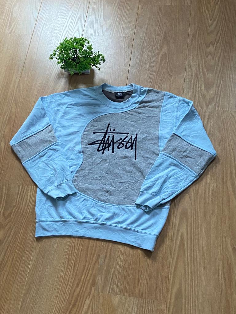 Stussy Sweater Lichtblauw/Grijs met Zwarte Details - Maat M, Stussy, Ophalen of Verzenden, Zo goed als nieuw, Maat 48/50 (M)