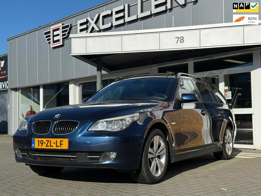 BMW 5-serie Touring 525xd Business Line | Leder | Panoramada, Auto's, BMW, Automaat, Gebruikt, 2993 cc, 2000 kg