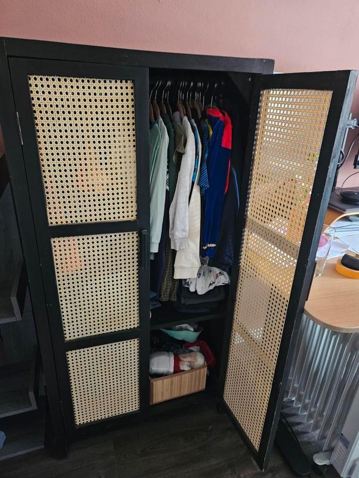 Zwarte baby kledingkast met rotan deuren 120x70x40, Kinderen en Baby's, Kinderkamer | Commodes en Kasten, Ophalen