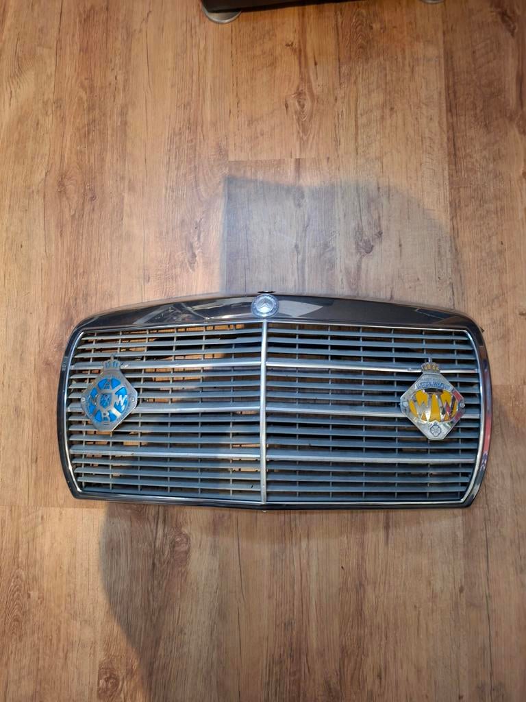 Mercedes W 123 grill, Auto-onderdelen, Ophalen of Verzenden, Motorkap