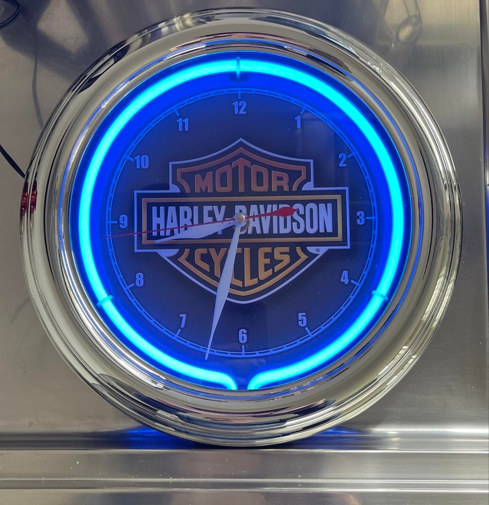 Harley Davidson Neon Wandklok - Nieuwstaat, Ophalen of Verzenden, Nieuw, Analoog, Wandklok