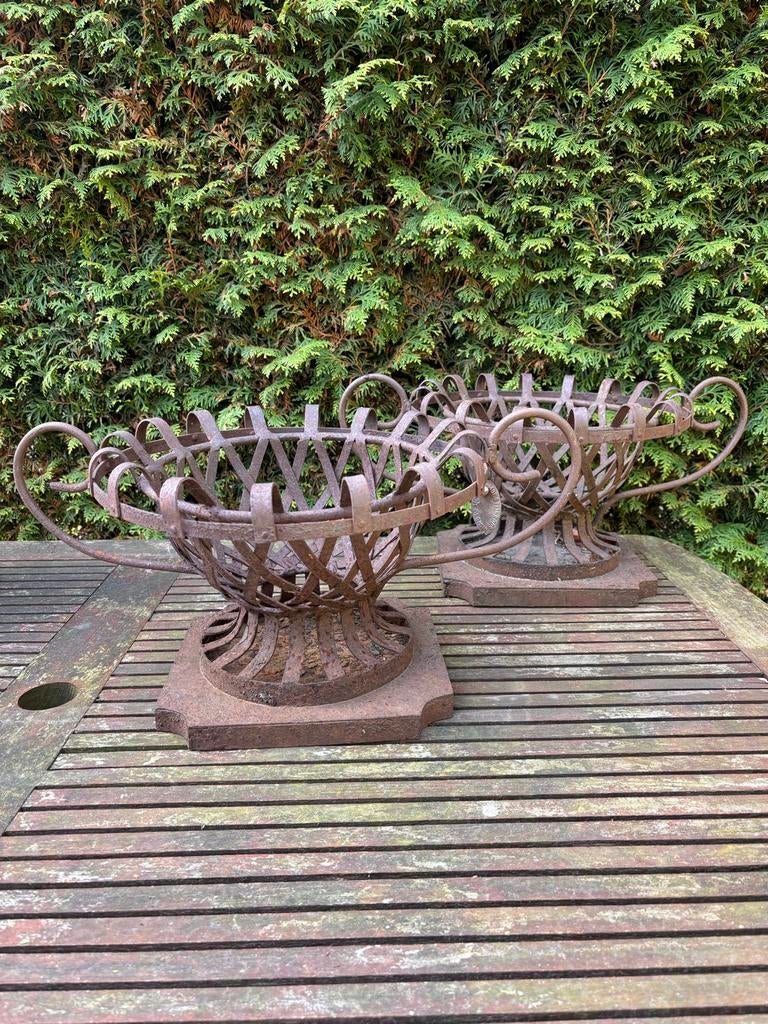 2 roestige ijzeren potten/schalen, Ophalen of Verzenden