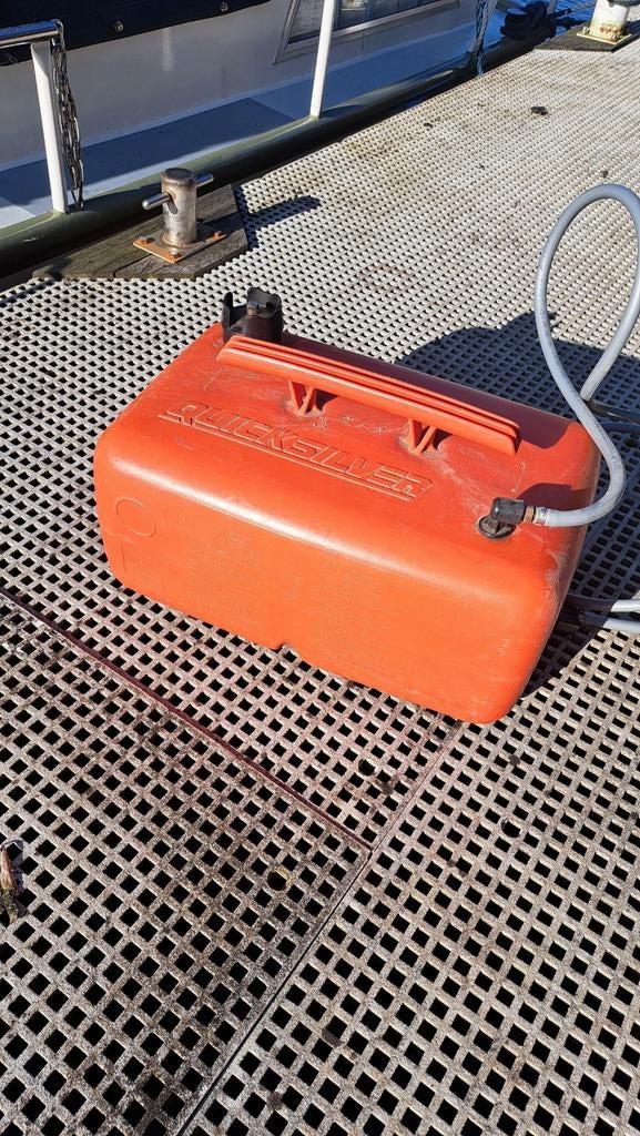 Quiksilver 25 liter tank met aansluiting, Watersport en Boten, Ophalen of Verzenden, Gebruikt, Motor en Techniek, Motorboot