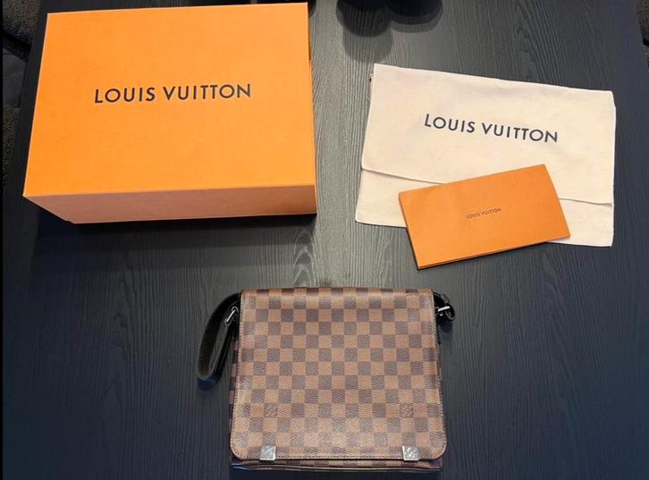 Louis Vuitton District PM messenger bag, Sieraden, Tassen en Uiterlijk, Tassen | Schoudertassen, Zo goed als nieuw, Overige merken