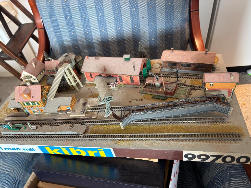 Kibri n spoor 99700 modelbouw trein station huis garage, Ophalen of Verzenden, Gelijkstroom of Wisselstroom, Brug, Tunnel of Gebouw