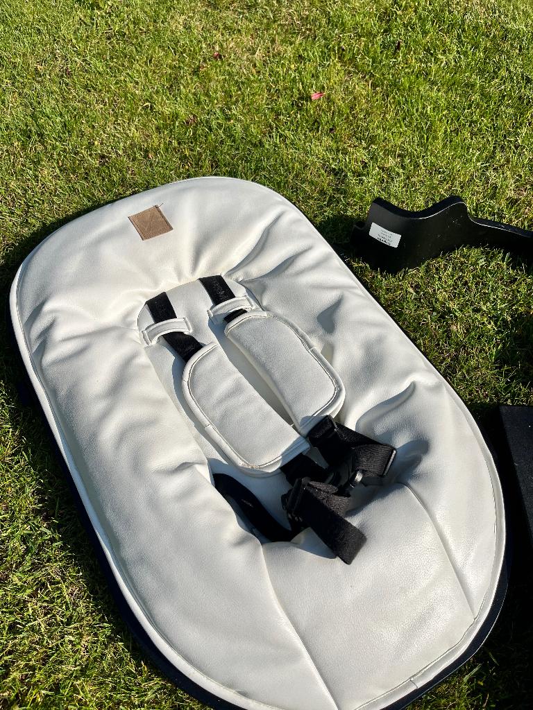 Kidsmill up newborn set wit leer plus 2 tafeltjes, Ophalen, Gebruikt, Meegroeistoel, Gordel(s)