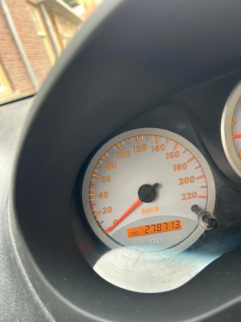 Toyota Rav4 2.0 5DR 4WD AUT 2004 Grijs, Auto's, Toyota, Automaat, 1998 cc, 4 cilinders, 1324 kg