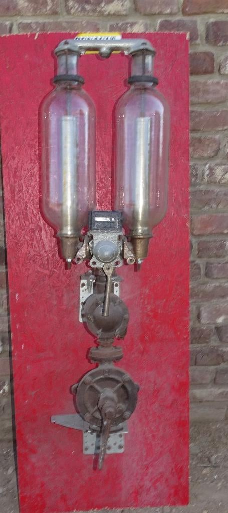 oude benzinepomp met glazen bollen, Ophalen