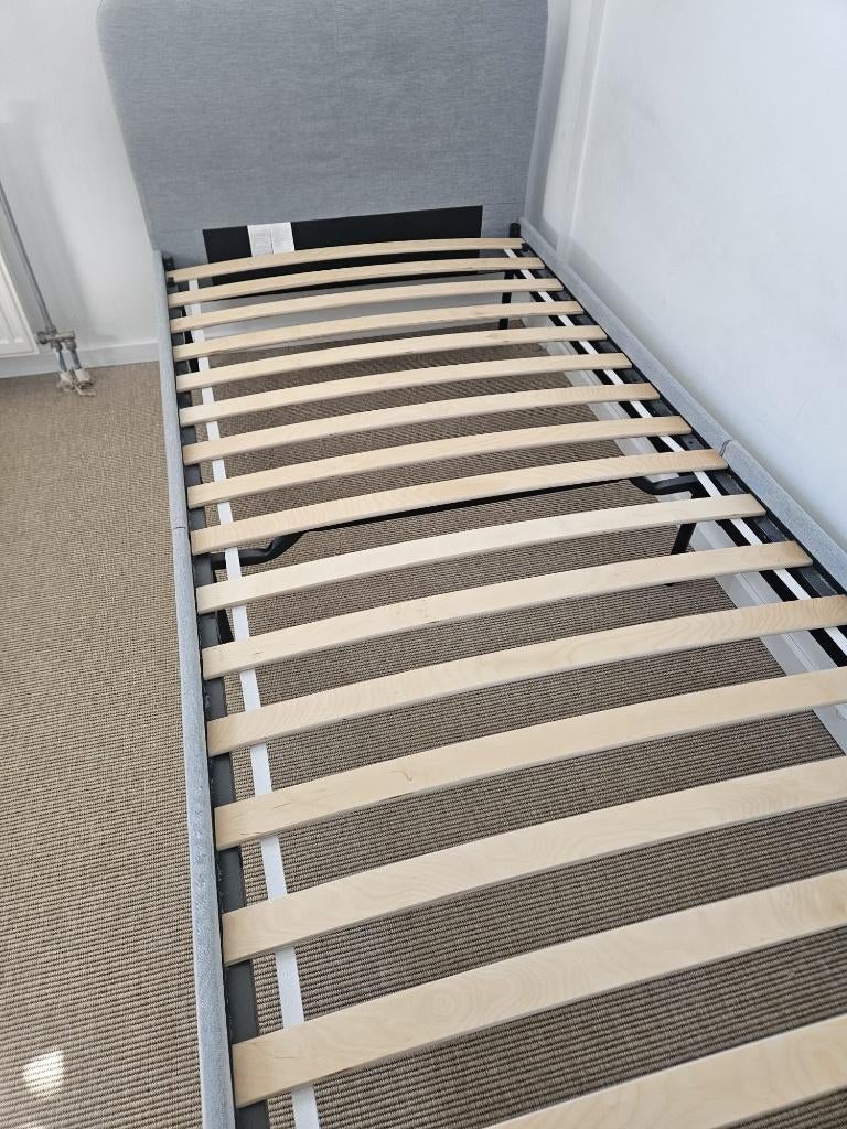 Bed - 90x200, Huis en Inrichting, Slaapkamer | Bedden, Zo goed als nieuw, Eenpersoons, 90 cm, 200 cm, Stof, Grijs, Ophalen