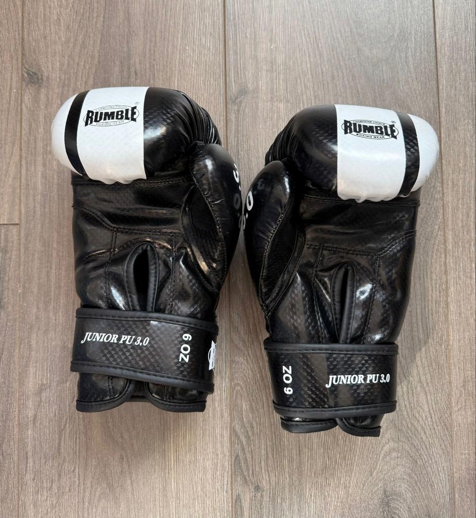 Rumble kickboxset handschoenen en scheenbeschermers, Sport en Fitness, Boksen, Ophalen of Verzenden, Zo goed als nieuw, Bokshandschoenen