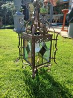 Oude buitenhanglamp, smeedijzer met glas in lood raampjes, Ophalen