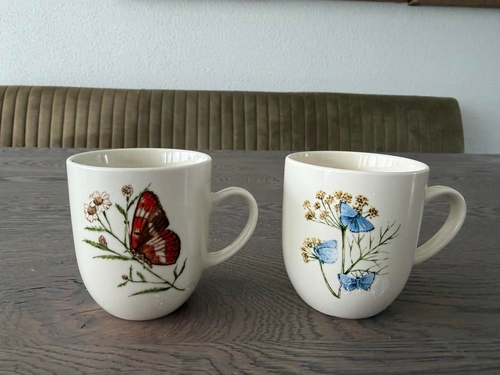 Twee mokken met vlinders en bloemen Jet Ter Steege, Keramiek, Ophalen of Verzenden, Zo goed als nieuw, Overige stijlen