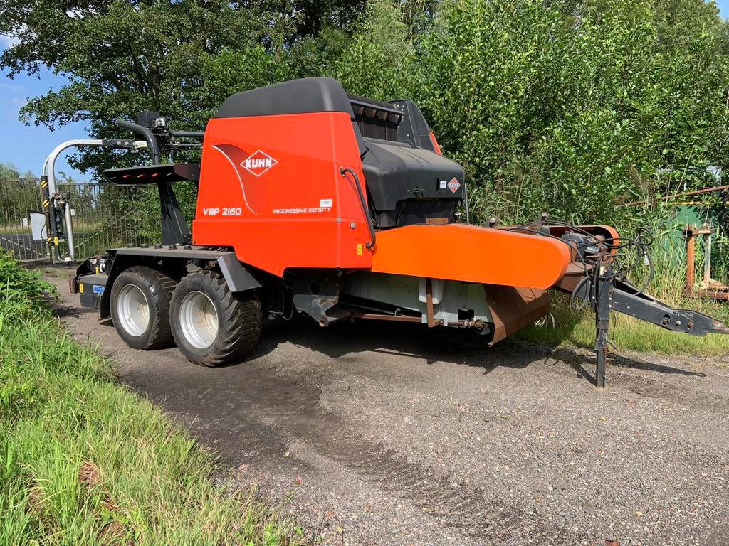Kuhn VBP2160 pers met bandinvoer, Ophalen, Weidebouw