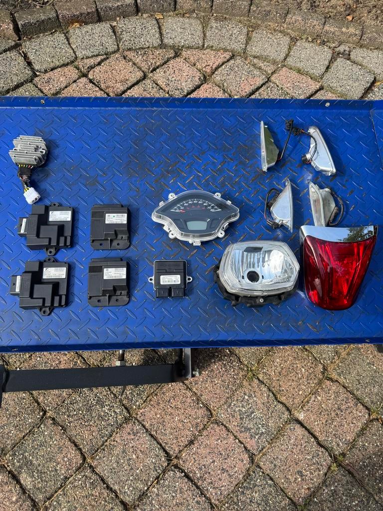 Vespa onderdelen :Koplamp, achterlicht, ECU's, teller, Fietsen en Brommers, Brommeronderdelen | Scooters, Ophalen of Verzenden