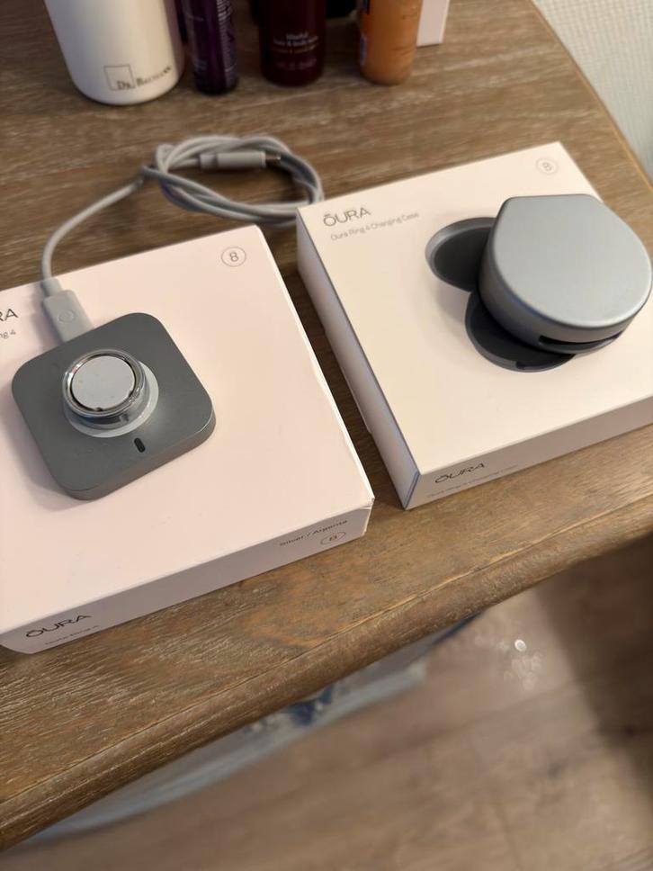 Oura Ring 4 zilver Maat 8 met Oura Charging Case, Sieraden, Tassen en Uiterlijk, Activity trackers, Zo goed als nieuw, iOS, Zilver