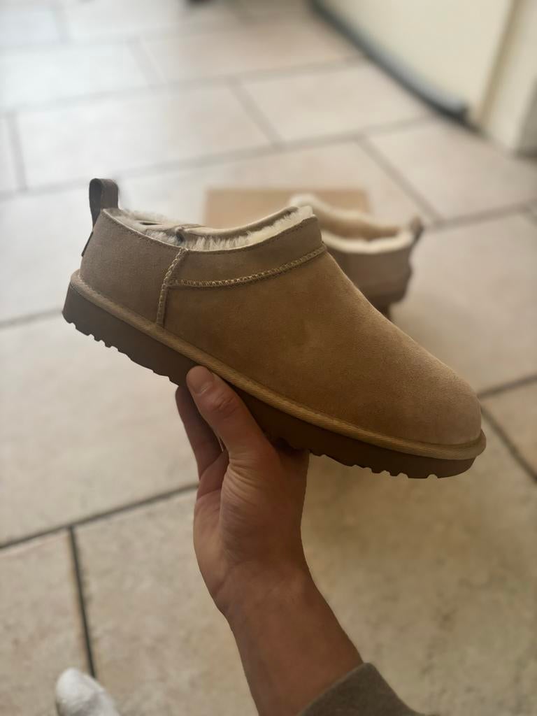 Ugg Classic Micro - Nieuw in doos, Ophalen of Verzenden, Nieuw, Beige, Pantoffels of Sloffen