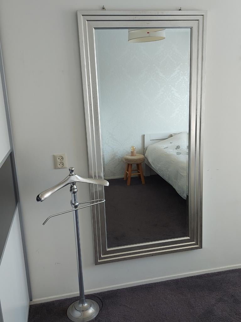 Spiegel met mooie lijst en bijpassend kledingrek, Huis en Inrichting, Woonaccessoires | Spiegels, Ophalen