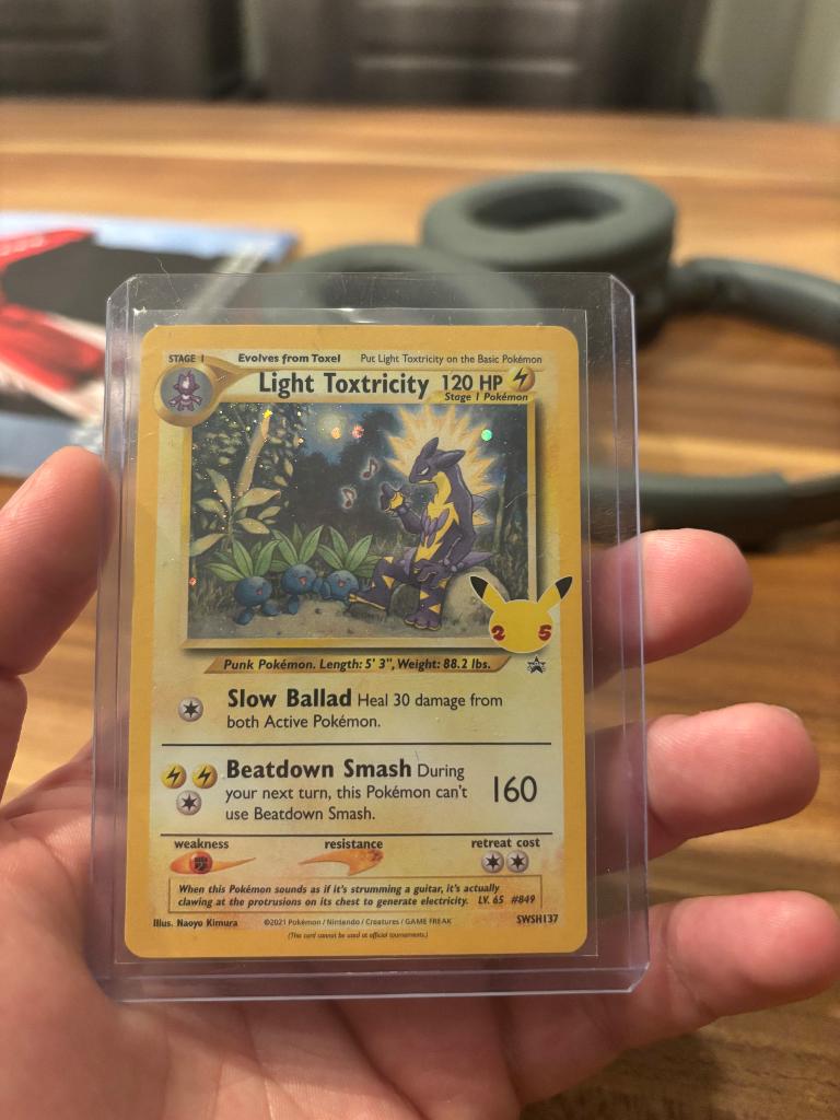 Light Toxtricity SWSH137, Ophalen of Verzenden, Zo goed als nieuw, Losse kaart, Foil