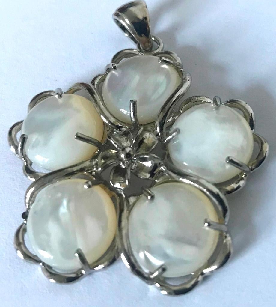 Prachtige Lente bloesem Parelmoer hanger mother of pearl, Verzenden, Nieuw, Steen of Mineraal, Met edelsteen