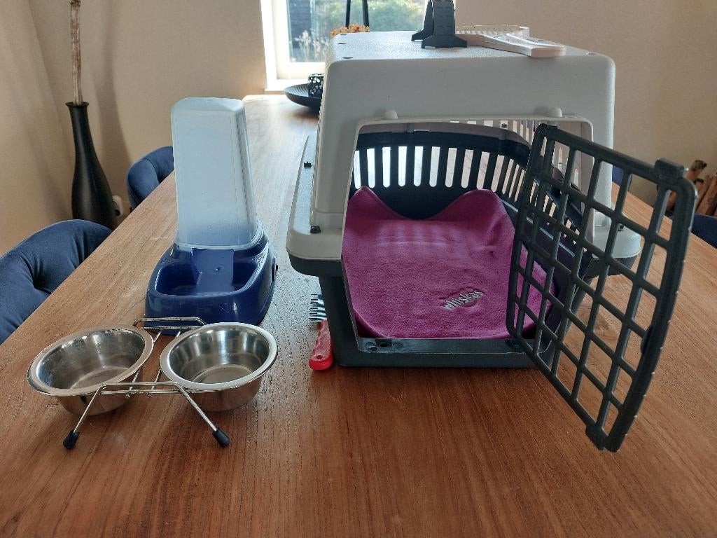 katten vervoer box mand en eet en drink bakjes, Ophalen, Zo goed als nieuw