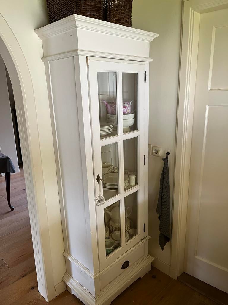 Brocante witte vitrinekast met facet geslepen glas en lade, Ophalen, Gebruikt, 50 tot 100 cm, Landelijk