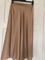 Mooie goud kleurige ‘silk’. Rok maat  36/38, Kleding | Dames, Rokken, Ophalen of Verzenden, Zo goed als nieuw, Maat 36 (S), Onder de knie