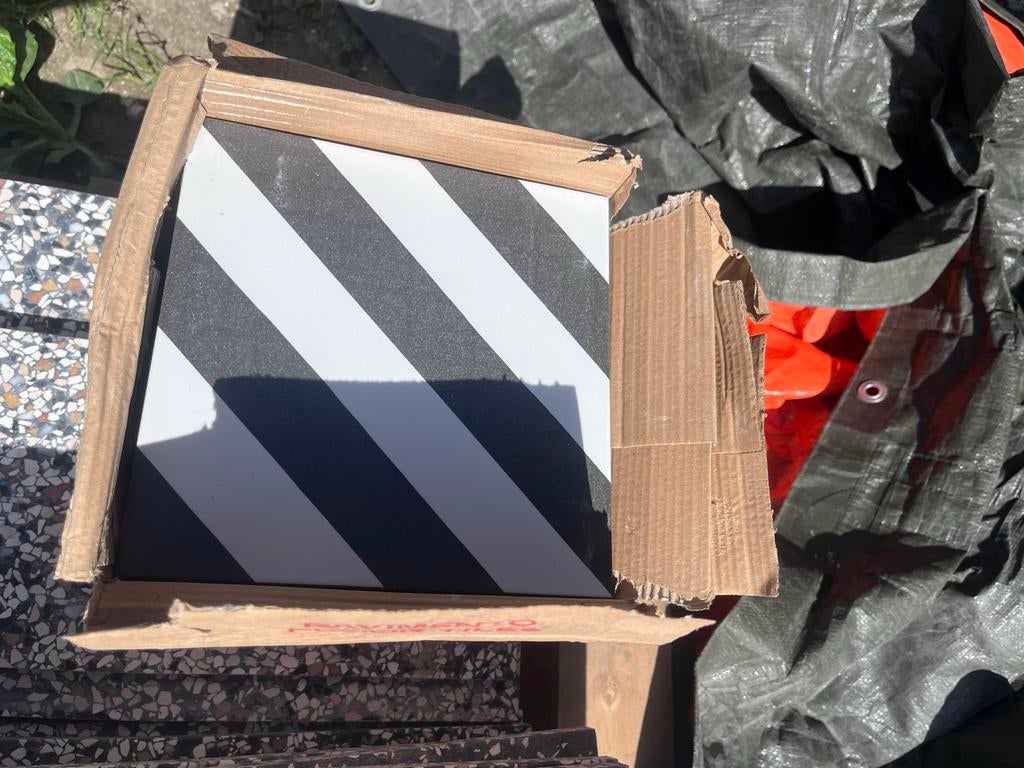 16 Vives Goroka Grafito tegels 20x20 (0,7 m2), Ophalen, Keramiek, Nieuw, 20 tot 40 cm