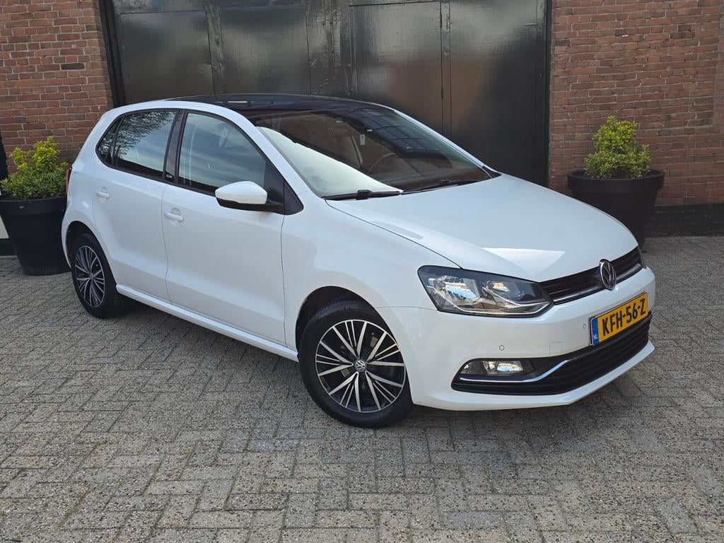 Volkswagen Polo 1.2 TSI l Allstar l Panoramadak l Carplay l, Auto's, 4 cilinders, Wit, USB, Handgeschakeld