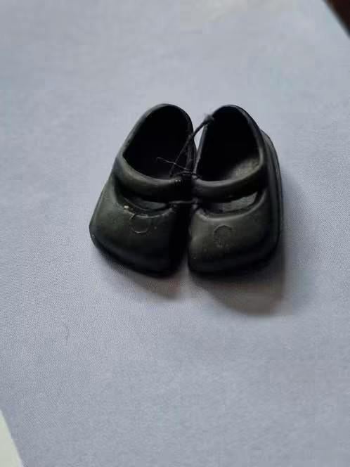 heidi ott miniaturen zwarte schoentjes popje 12 cm, Ophalen of Verzenden, Nieuw, Poppenhuis