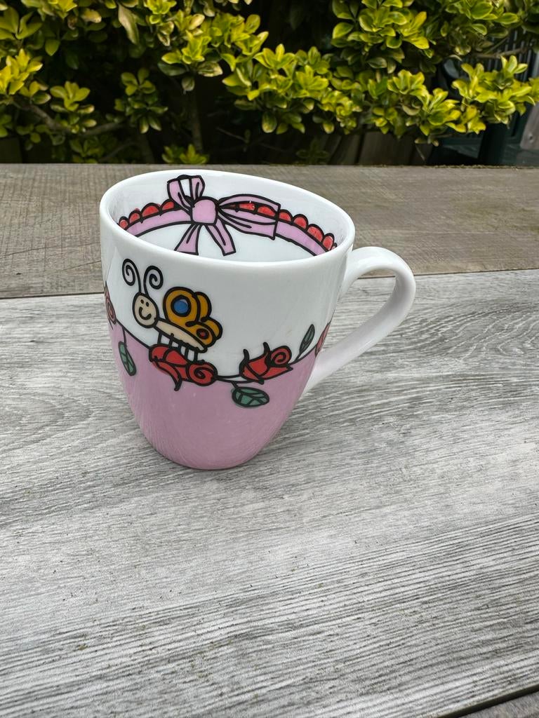 Babette Harms Koffiemok met lieveheersbeestje en bloemen, Huis en Inrichting, Keuken | Servies, Gebruikt, Keramiek, Ophalen of Verzenden
