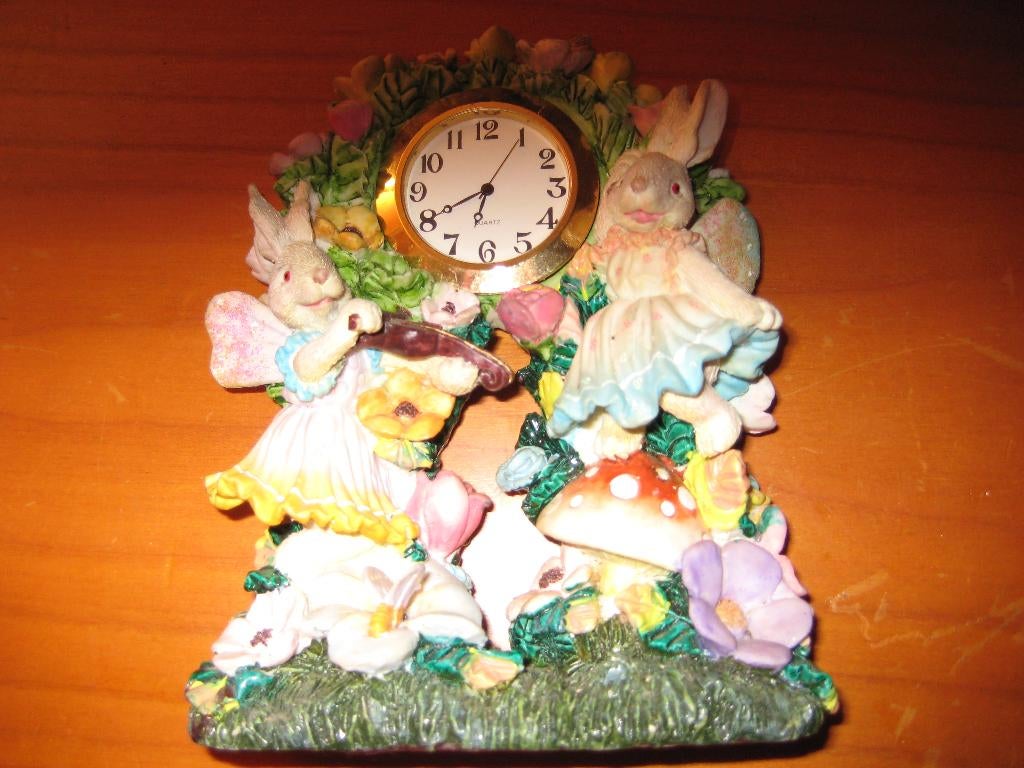 Mooi klokje met haasjes, 17,5 cm hoog, Ophalen of Verzenden, Zo goed als nieuw, Analoog, Wekker of Tafelklok