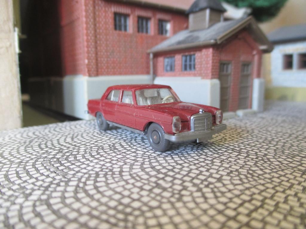 Mercedes Benz W114/W115 /8 - Wiking 141 bruin-rood #2, Ophalen of Verzenden, Gebruikt, Auto, Wiking