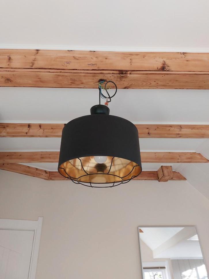 Zwarte hanglamp met gouden binnenkant, Huis en Inrichting, Lampen | Hanglampen, Zo goed als nieuw, Minder dan 50 cm, Metaal, Stof