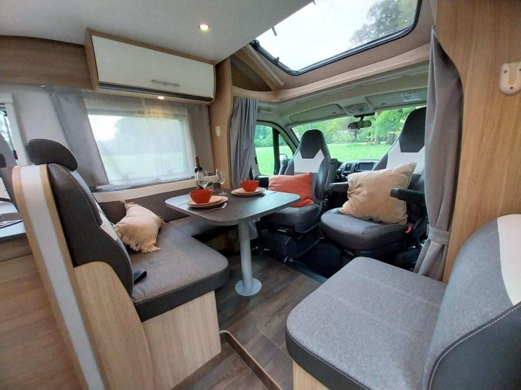 Mooie Sunlight T 69 L met maar 47000 gereden km en trekhaak, Caravans en Kamperen, Niet ingevuld, Fiat, Bedrijf, Half-integraal