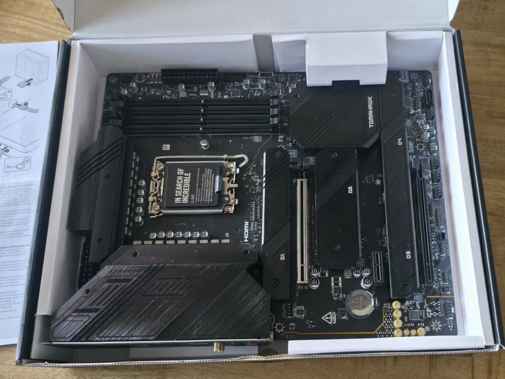 Tekoop Moederboard  Msi  Tomahawk, Computers en Software, Moederborden, LGA 1700, Ophalen of Verzenden, Zo goed als nieuw, ATX
