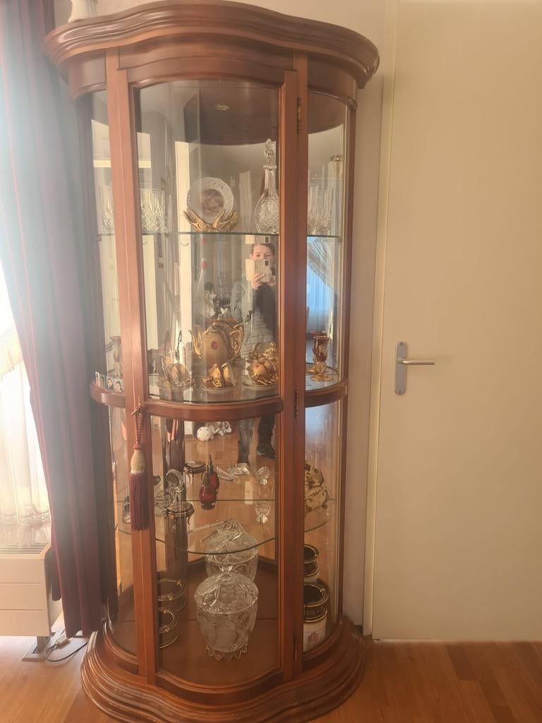 Noten houten kast met verlichting, Huis en Inrichting, Kasten | Vitrinekasten, Ophalen, Zo goed als nieuw, 25 tot 50 cm