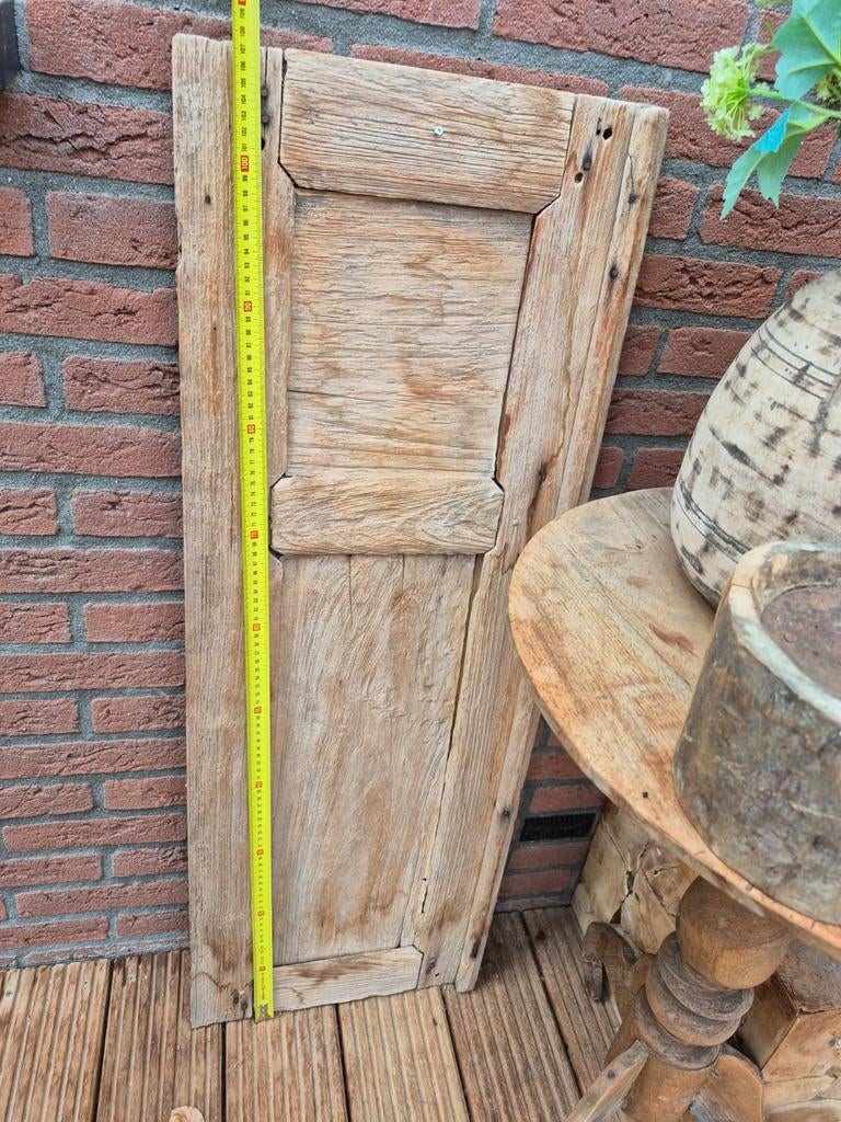 Oud houten decoratief luik, Ophalen
