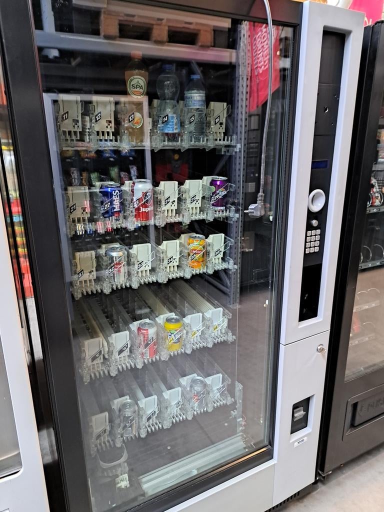 Vendo G6 frisdrank automaat gekoeld, Ophalen