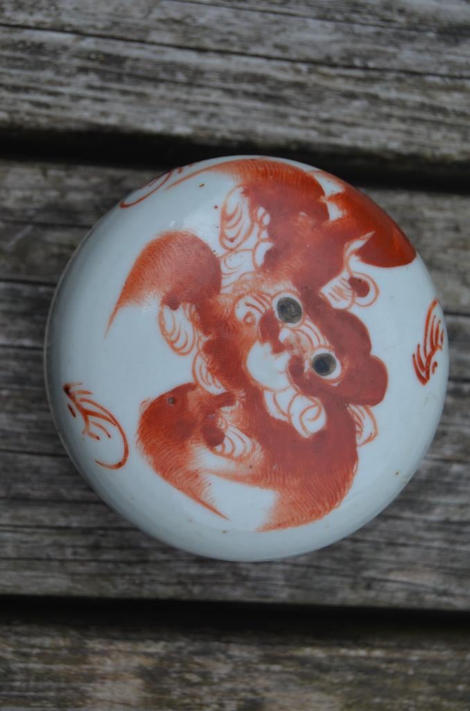 Chinees porseleinen dekseldoosje met red iron dec. Foo Dog, Ophalen of Verzenden