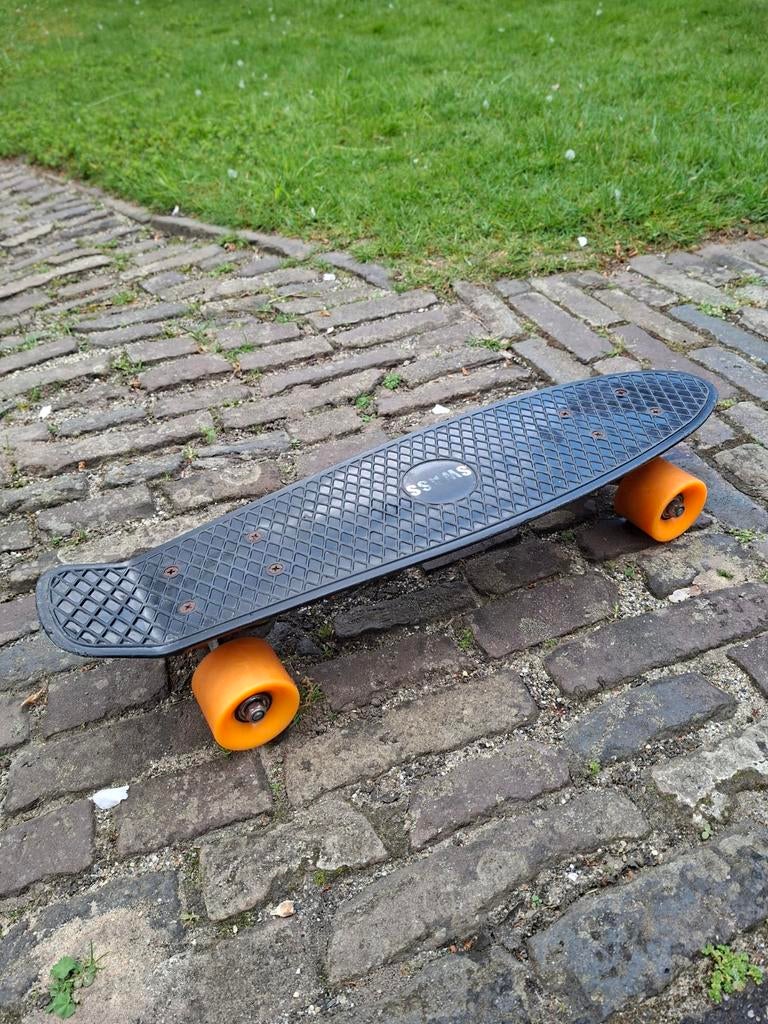 Swass Vinyl Cruiser Skateboard - Zwart met Oranje Wielen, Sport en Fitness, Skateboarden, Ophalen, Gebruikt, Skateboard