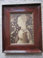 ANTIEKE FOTO Dame in Klederdracht in oude mahonie lijst, Ophalen