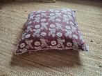 Kussen 60x60 bordeaux rood met witte bloem motief, Ophalen of Verzenden, Rood, Vierkant