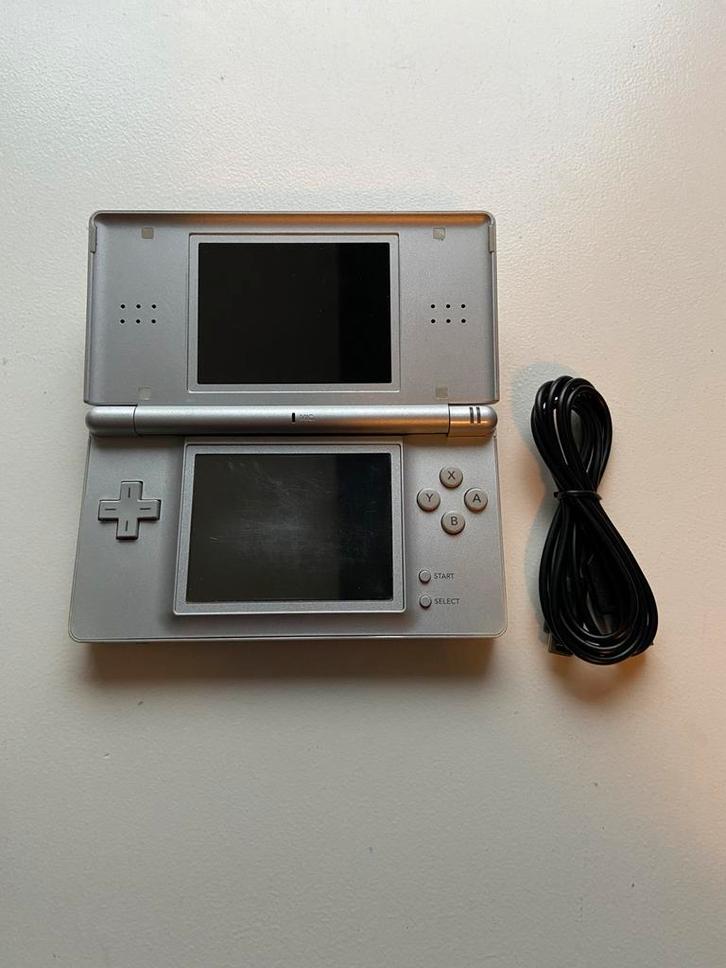 Nintendo ds lite grijs, Spelcomputers en Games, Spelcomputers | Nintendo DS, Gebruikt, DS Lite, Zilver, Ophalen of Verzenden