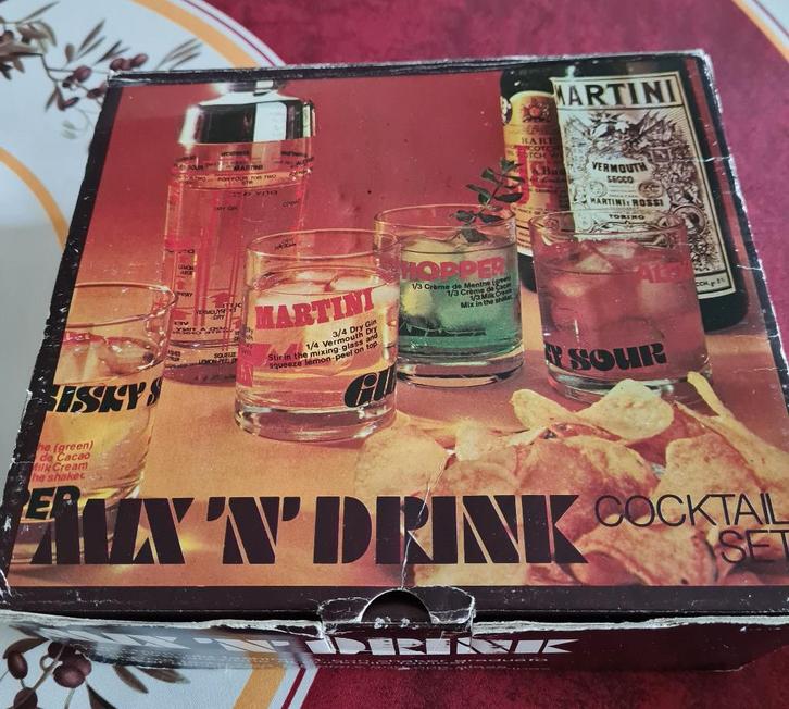 Vintage/retro cocktailset in originele doos - shaker+glazen, Antiek en Kunst, Antiek | Keukenbenodigdheden, Ophalen of Verzenden