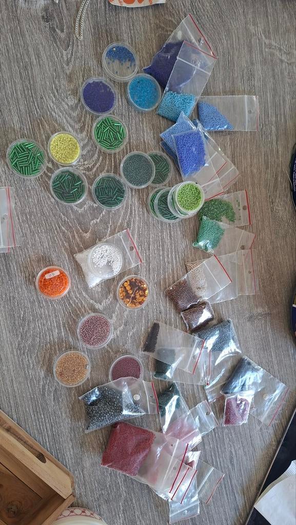Grote partij kralen in diverse kleuren en maten, Hobby en Vrije tijd, Kralen en Sieraden maken, Ophalen of Verzenden, Gebruikt