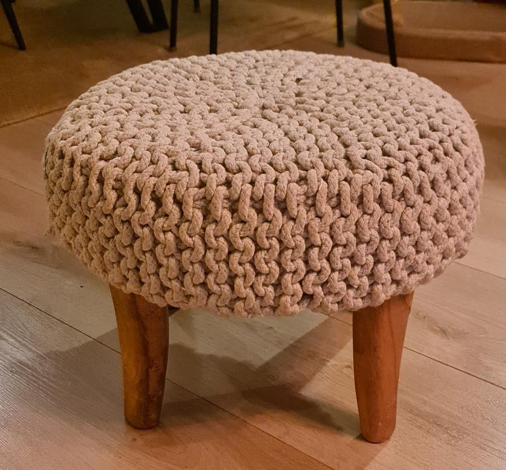 Wit gehaakt krukje met houten poten, Huis en Inrichting, Krukjes, Ophalen of Verzenden, Zo goed als nieuw, Hout